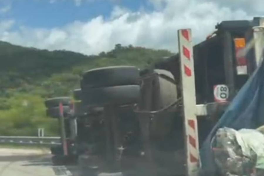 Colisionan dos camiones en El Totoral y causan demoras en el transito