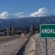 Chocó contra un auto estacionado y se encuentra en grave estado