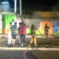 Drama nocturno en Recreo: un local comercial quedó reducido a cenizas