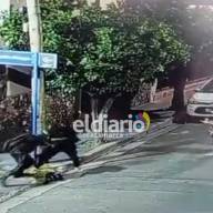 Policía salva a enfermera de sufrir un violento arrebato y se trenza a golpes con el delincuente