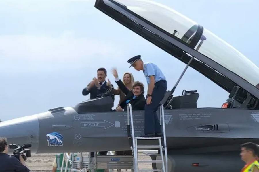 Javier Milei celebró la llegada de los F-16: 