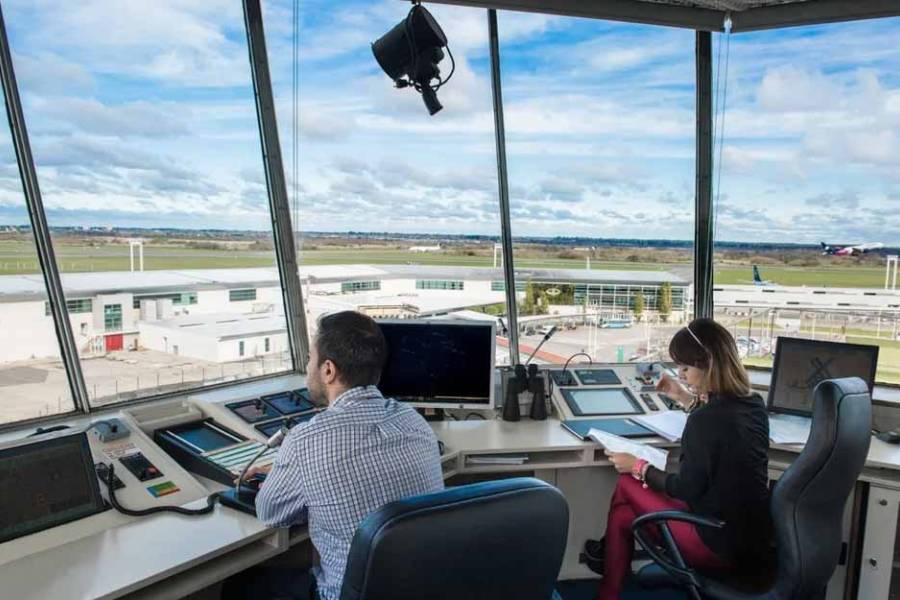 Controladores aéreos confirman paro y el Gobierno lo califica de “extorsivo