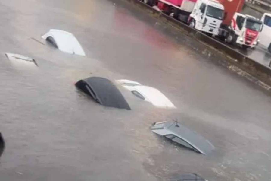 Impactantes imágenes del temporal: autos bajo el agua en la Panamericana