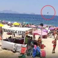 Captaron el momento en que cayó al mar una avioneta en Río de Janeiro y murió su piloto