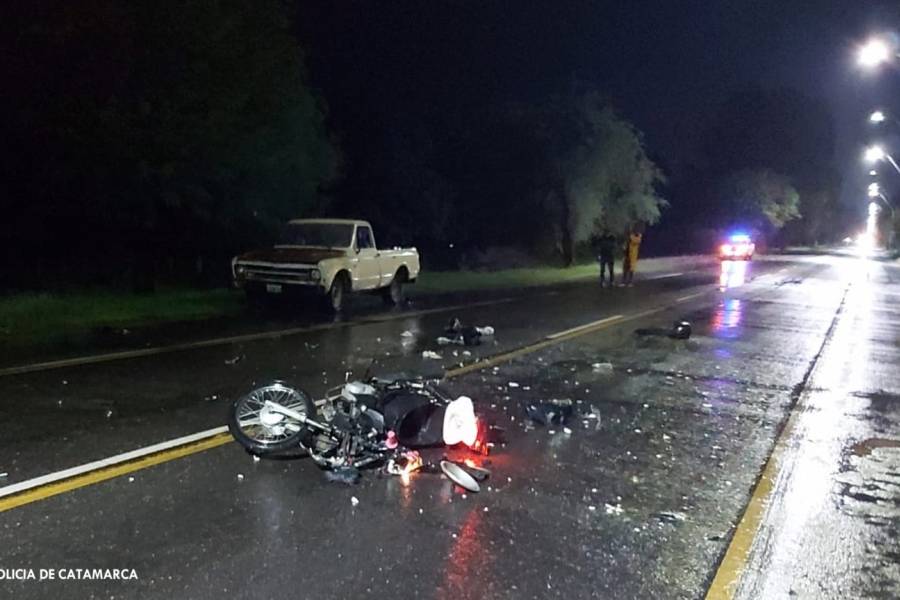 Adolescente de 17 años chocó con su moto y se mató