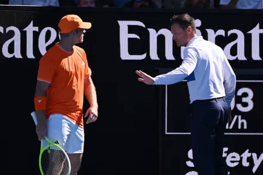 Fuerte cruce de Alejandro Davidovich con un espectador en el Australian Open 2026: 