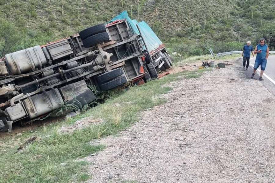 Volcó de un camión en RN60: piden transitar con precaución en La Cébila