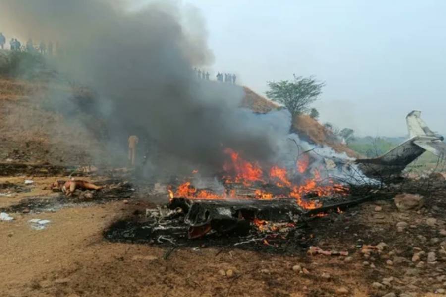 Tragedia aérea en la India: se estrelló un avión y murió un funcionario junto a otras cuatro personas