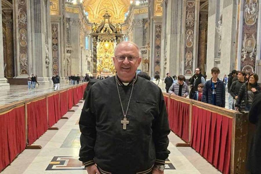 El obispo Urbanc junto al Papa León XIV