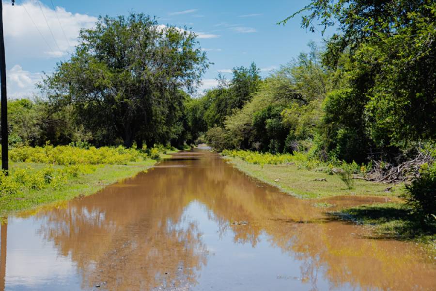 El Gobernador recorrió zonas inundadas en El Bañado y planifican acciones  