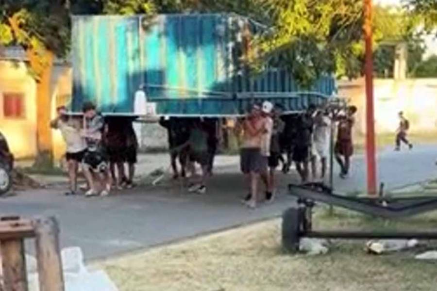 Nunca antes visto. La grúa le falló, pidió ayuda al barrio y 15 amigos le pasaron la pileta por arriba del techo