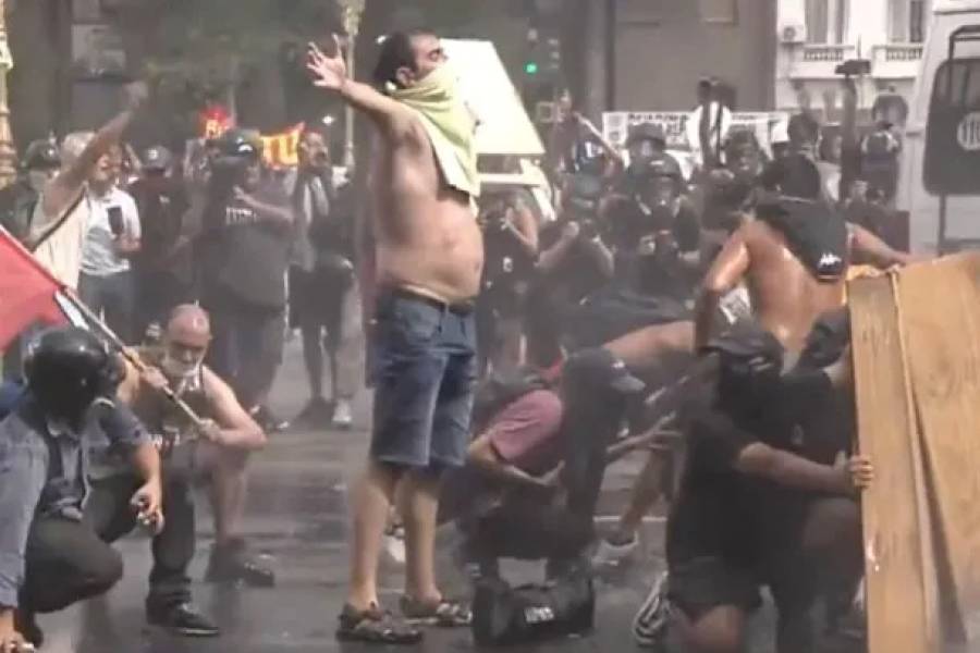 Operativo fuera de control en Congreso: avanza camión hidrante contra los manifestantes