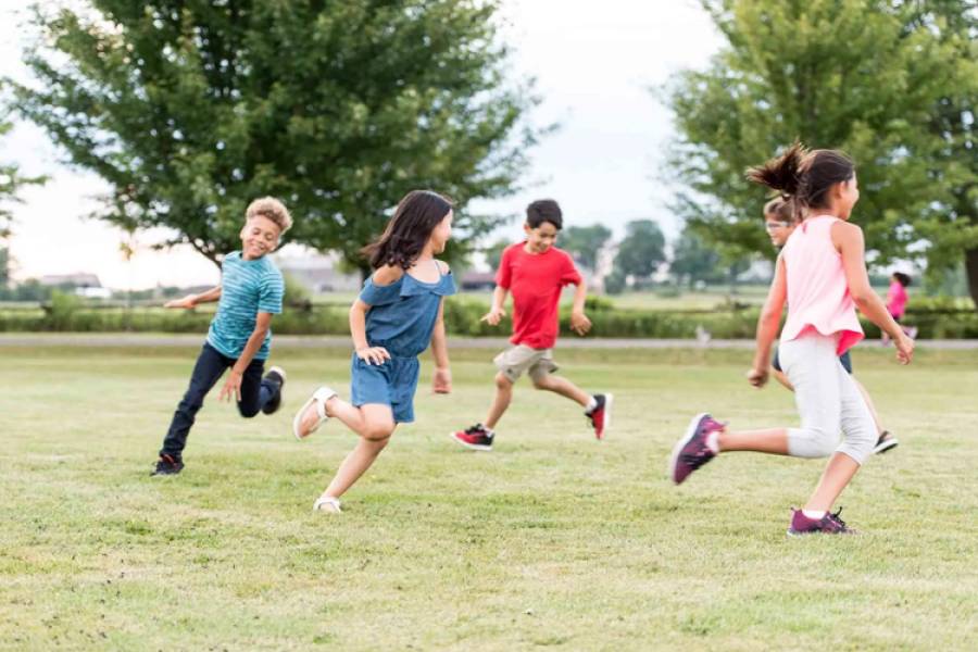 La actividad física al aire libre impulsa el desarrollo cognitivo y el bienestar de los niños, afirma la ciencia