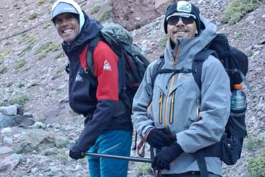 Voluntad sin límites: es ciego y está subiendo el Aconcagua con la ayuda de un palo