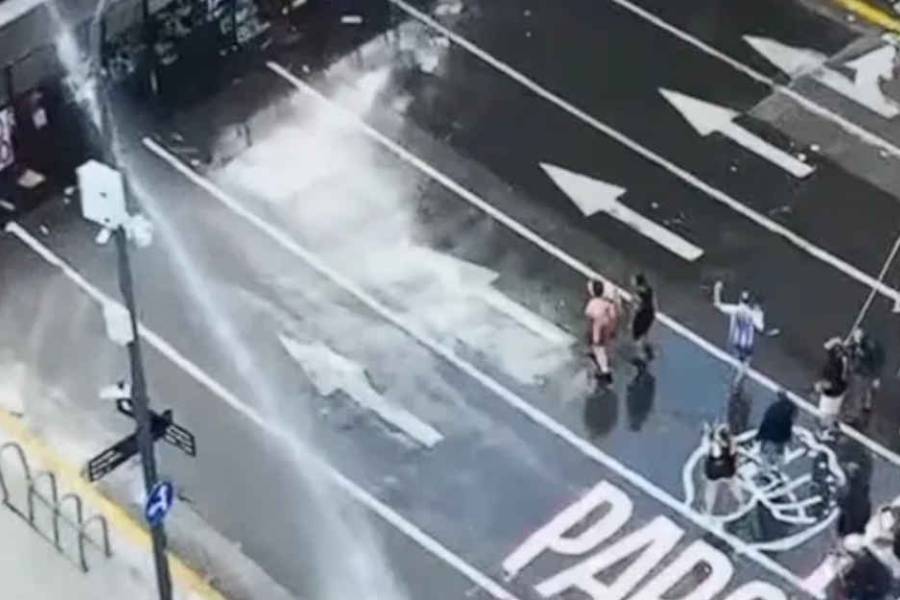 Represión en Congreso: el camión hidrante atacó a los manifestantes que cantaban 