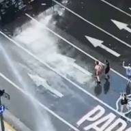 Represión en Congreso: el camión hidrante atacó a los manifestantes que cantaban 