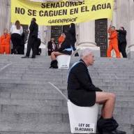 Activistas de Greenpeace se manifestaron en el Congreso contra la Ley de Glaciares: 