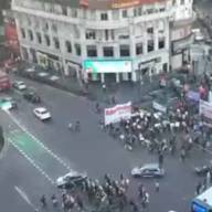 Manifestantes cortaron la calle a la altura del Obelisco y se enfrentan con la Policía de la Ciudad