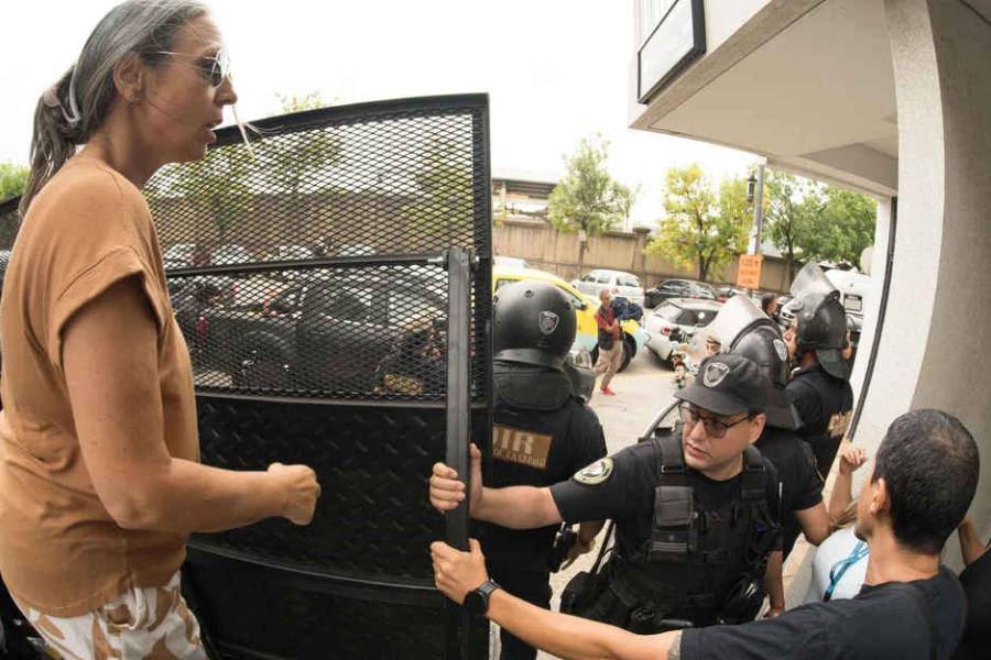 Parque Patricios: tensión entre la Policía y los damnificados que intentaron entrar por la fuerza al edificio