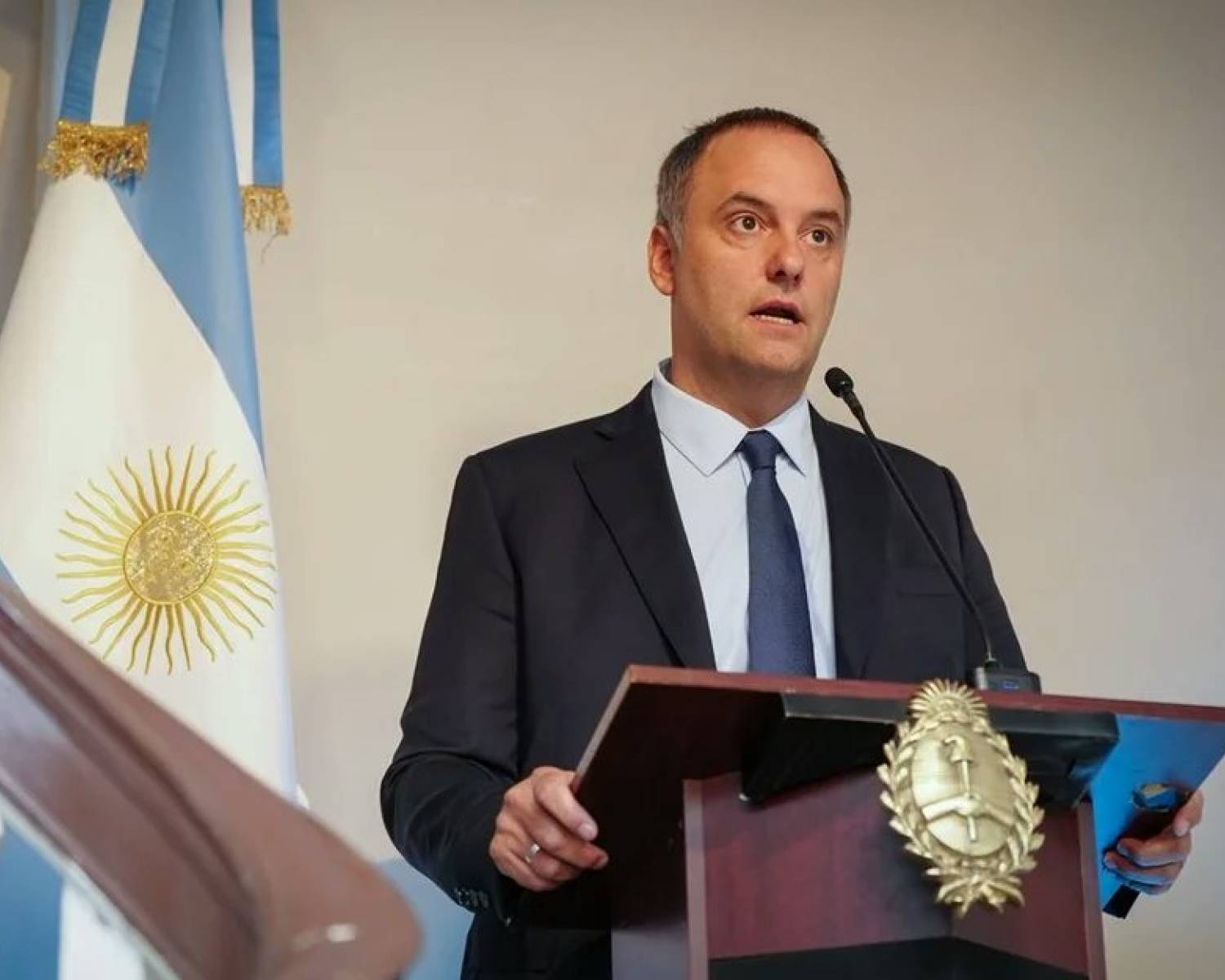 Manuel Adorni acusó al peronismo de convertir el país en “tierra arrasada” y habló de “revolución económica”