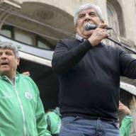 Detalles del acuerdo de Moyano: subas mensuales y premio por presentismo en ramas específicas