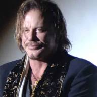 Filtraron fotos del desalojo de Mickey Rourke por falta de pago de su alquiler