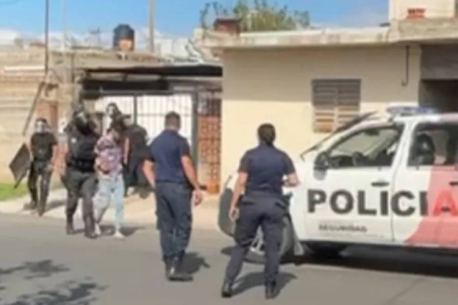 Hacia exhibiciones obscenas y agredía a los vecinos, termino detenido