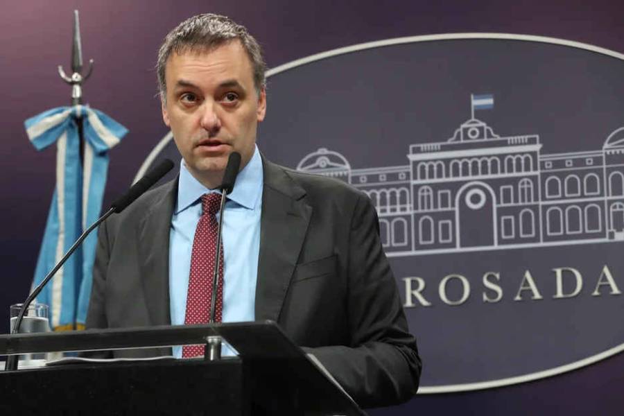 Advierten que “si Adorni se fue de la conferencia de prensa debe irse también del Gobierno”