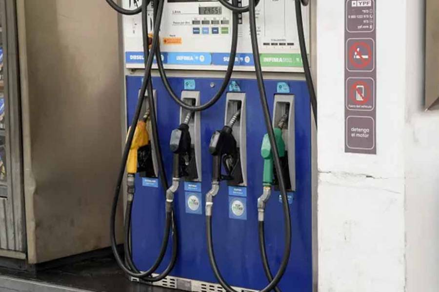 El Gobierno flexibilizó las normas de naftas para amortiguar el impacto del precio del petróleo en surtidores