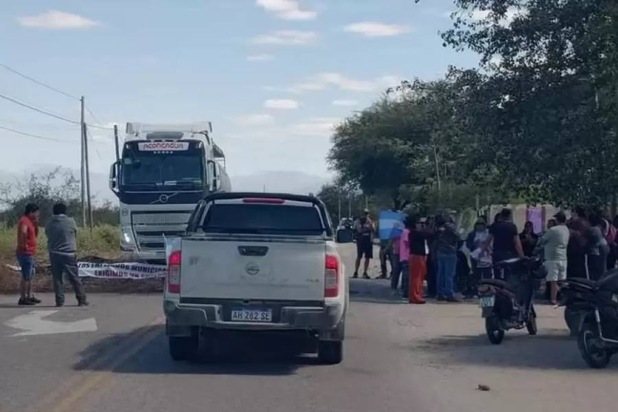 Municipales de Belén cortan Ruta 40 y exigen un salario mínimo de $800.000