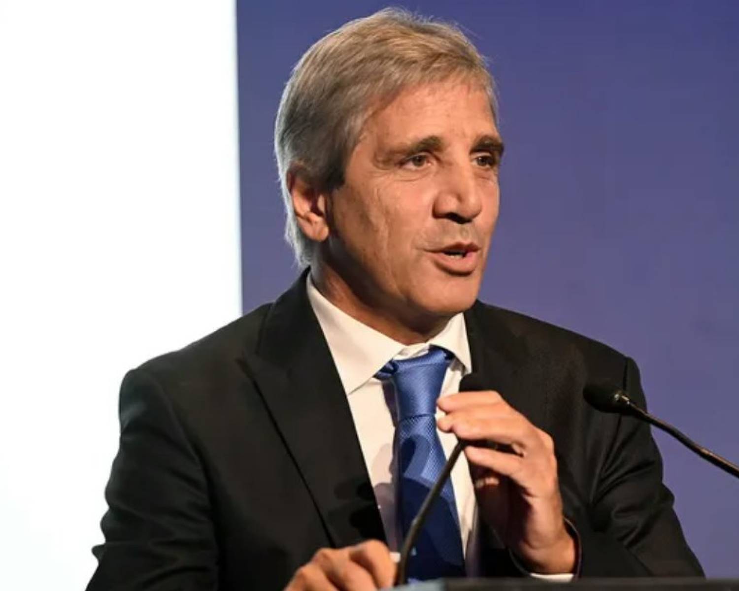 La recaudación tributaria recortó su caída a la mitad y Luis Caputo apuesta a un segundo semestre positivo