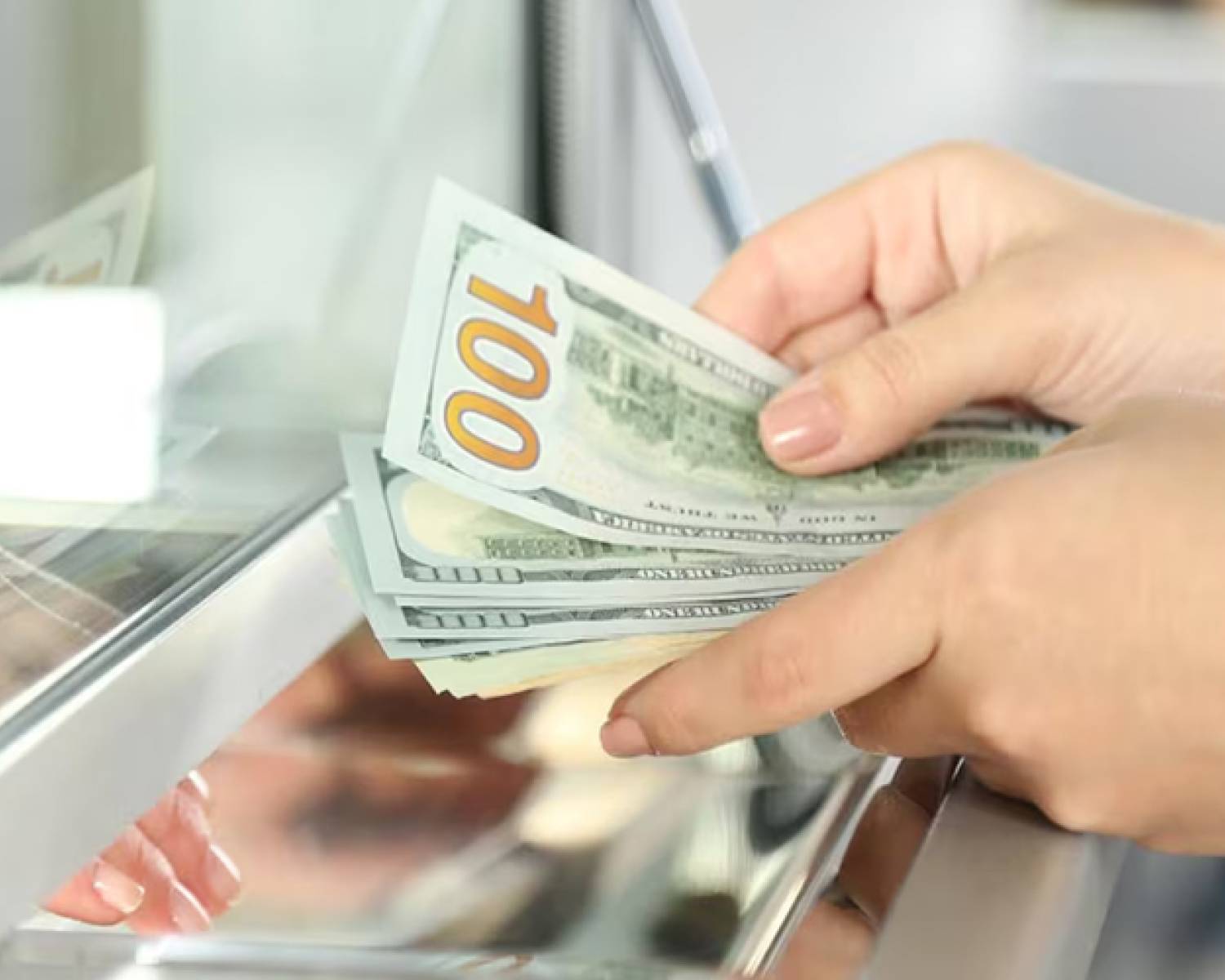 Dólares “del colchón”: desde que se reglamentó la ley, los depósitos bancarios solo crecieron US$800 millones