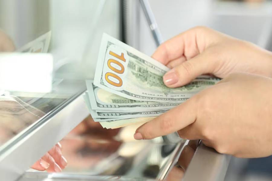 Dólares “del colchón”: desde que se reglamentó la ley, los depósitos bancarios solo crecieron US$800 millones