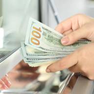 Dólares “del colchón”: desde que se reglamentó la ley, los depósitos bancarios solo crecieron US$800 millones