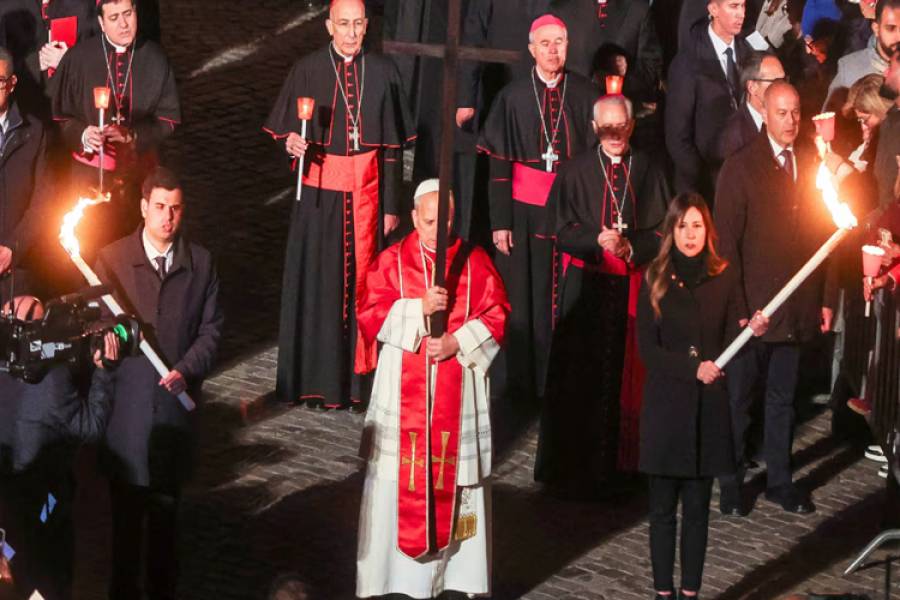 El papa León XIV encabezó su primer Vía Crucis en el Coliseo y cargó la cruz durante todo el recorrido