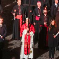 El papa León XIV encabezó su primer Vía Crucis en el Coliseo y cargó la cruz durante todo el recorrido