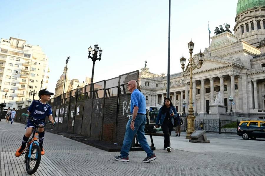 En medio de la crisis, 18 diputados y cuatro senadores viajarán a EE. UU. con el patrocinio de una ONG