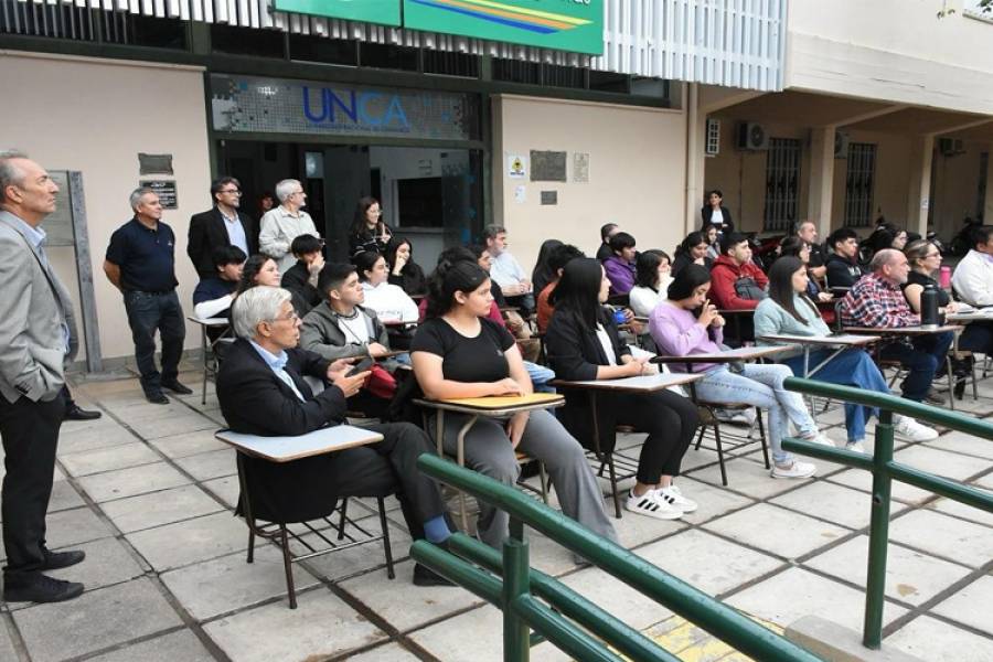 Con clases en la vía pública estudiante y docentes universitarios protestaron