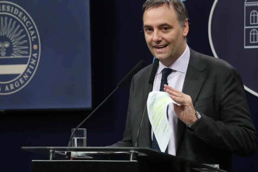 Caso Adorni: se confirmó que viajó a Aruba en primera clase junto a su esposa e hijos