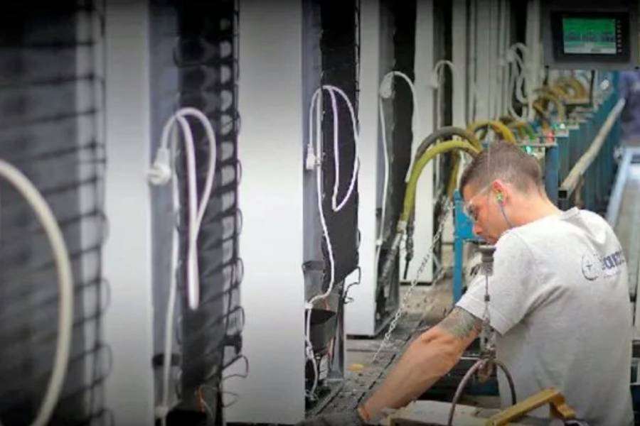 Famosa marca deja de fabricar heladeras en el país, comienza a importar y despide trabajadores
