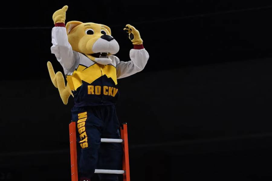 Desde mitad de campo, arriba de una escalera y de espaldas: el increíble tiro de la mascota de Denver que revolucionó la NBA