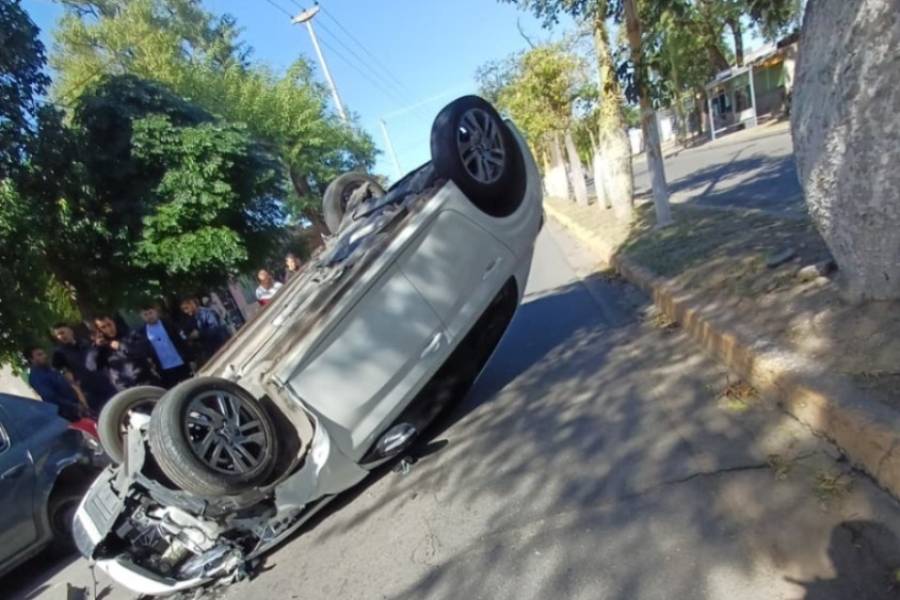 Chocó, volcó y terminó con su beba internada