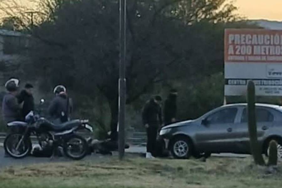 Motociclista impacto contra un automóvil