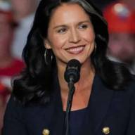 Renunció la directora de Inteligencia Nacional que desmintió a Donald Trump por la guerra en Irán