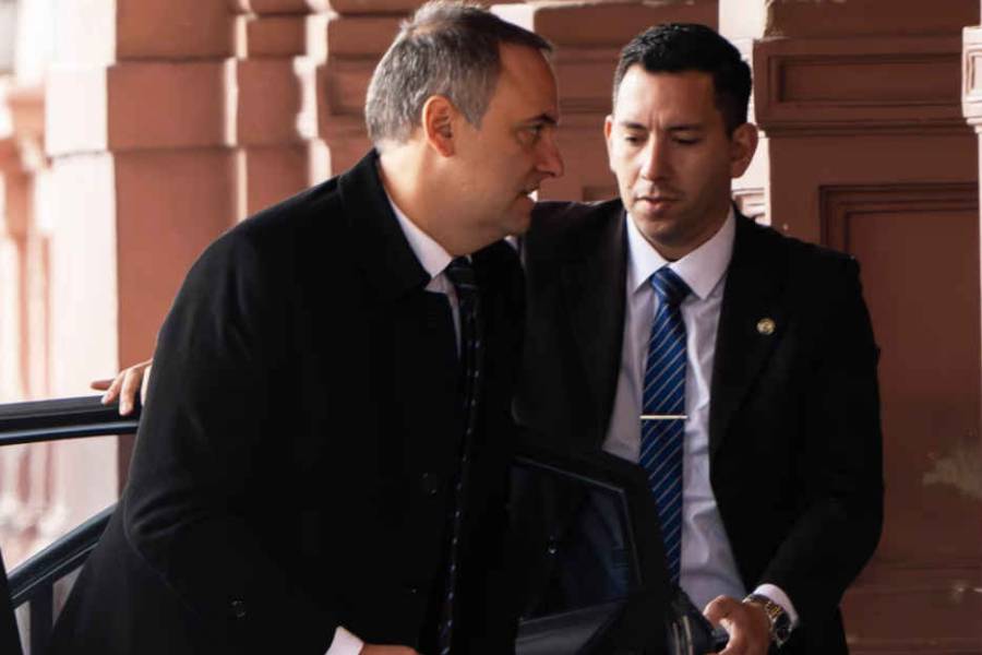 Adorni se prepara para presentar su declaración jurada, pero elude las presiones de Bullrich y Villarruel