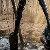 Cavó un pozo en su campo para obtener agua y encontró petróleo