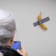 Robaron la banana de la polémica obra de Cattelan y el museo la reemplazó horas después