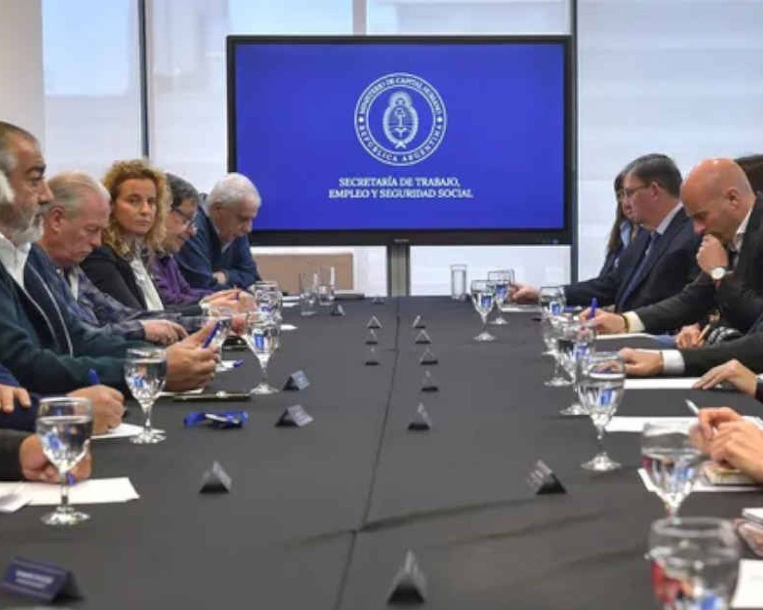 El Gobierno avanza con la reforma laboral y convocó a gremios para rediscutir más de 100 convenios colectivos