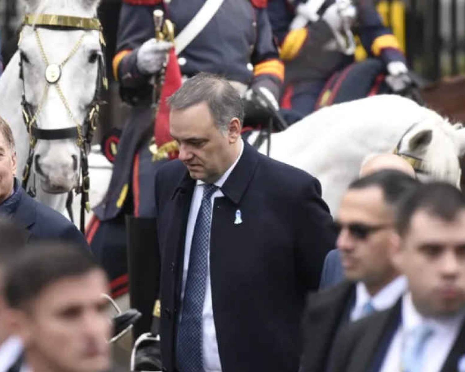 La excusa de Manuel Adorni para que le cierren los números: 