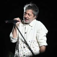 Adrián Dárgelos, cantante de Babasónicos, sufrió una durísima caída en un show